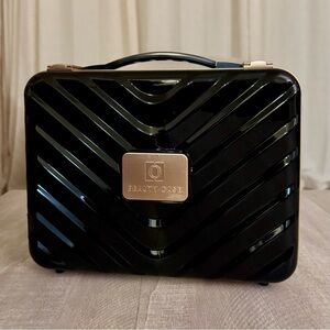 BRAND NEW Peach Beauty Travel Case / Makeup
Box with 3 temp LED Lights